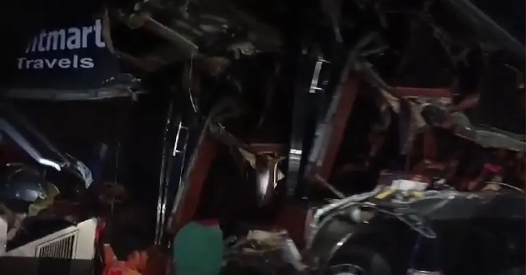 চট্টগ্রামে বাস-কাঠের গাড়ির সংঘর্ষ